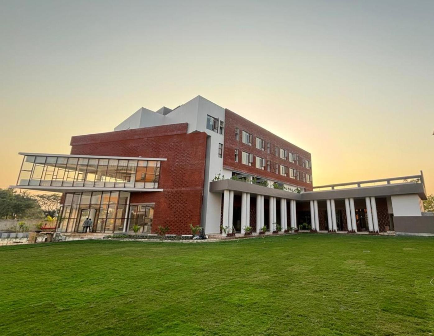 The Pearl Club Resort Shānti Niketan 外观 照片